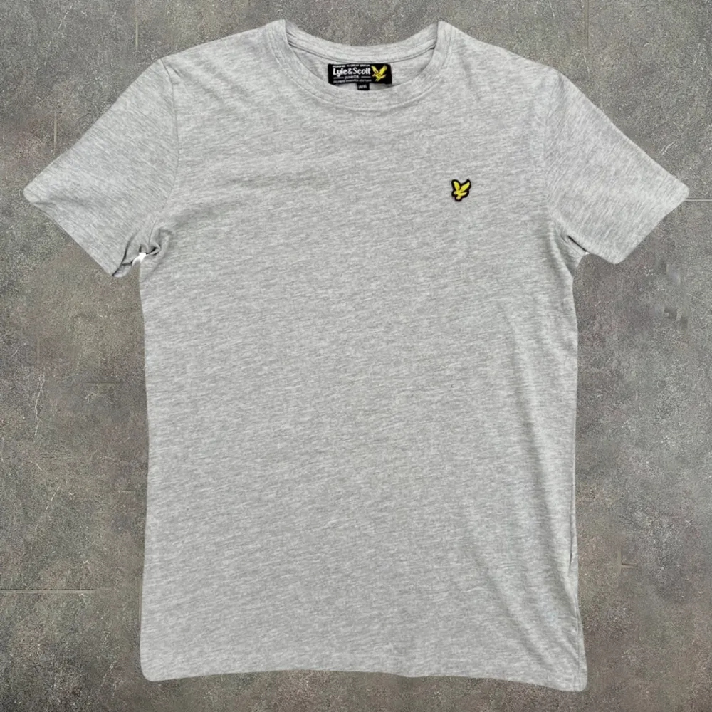 Lyle & Scott Junior T-Shirt GRATIS FRAKT 🚚   Storlek: 14 - 15 y  Skick: 9,5/10 Använd 3 gånger!  Pris: 199 kr. T-shirts.