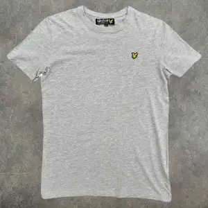 Lyle & Scott Junior T-Shirt GRATIS FRAKT 🚚   Storlek: 14 - 15 y  Skick: 9,5/10 Använd 3 gånger!  Pris: 199 kr