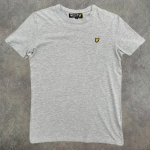 Lyle & Scott Junior T-Shirt - Lyle & Scott Junior T-Shirt GRATIS FRAKT 🚚   Storlek: 14 - 15 y  Skick: 9,5/10 Använd 3 gånger!  Pris: 199 kr
