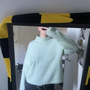 stickad tröja - en jättemjuk och härlig stickad tröja från gina tricot. väldigt snygga, lite vidare armar. 