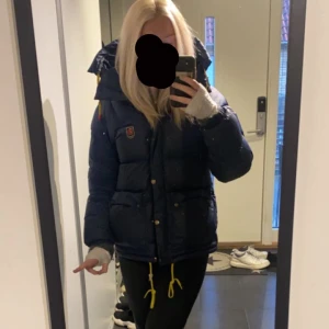 Fjällräven jacka  - Säljer min fina fjällräven jacka som är använd 1 vinter men i fint skick💓Dam storlek S💓kom privat vid mer bilder och frågor☺️