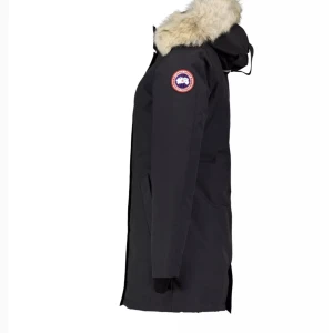 Canada goose victoria parka jacka - Säljer min Canada Goose jacka i modellen Victoria Parka. Köpt på NK(9999 ord pris) kvitto finns, inga skador, precis som i nyttskick. Köpt 2021