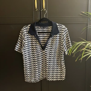 Zara tröja  - Säljer nu denna superfina o balla tröjan som är as snygga t lågmidjade svarta jeans o sneakers. Säljer pga jag har för mkt kläder o rensar för nuvarande min garderob. Pris går att diskuteras känn er fria att höra av er vid ev frågor🥰🩷🫶🏼