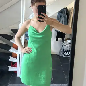 Säljer denna gröna klänningen från Gina, använd 1 gång men i nyskick! Den har sjusterbara band på ryggen. 