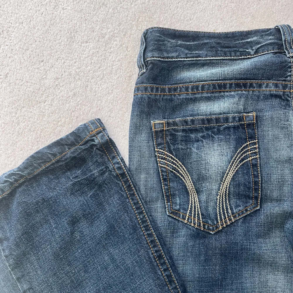 Jätte snygga blå lågmidjade jeans. Säljer pågrund av att dom tyvärr är för små för mig. Det står att det är storlek 30/34 men dom är lite små på mig som brukar bära storlek 28. Jeans & Byxor.
