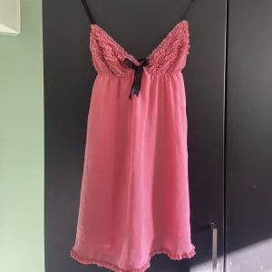 Rosa söt vintage lingerie-topp - Säljer nu denna jättesöta lingerie-toppen som är köpt secondhand. Står inget märke eller storlek men skulle säga S/M med mindre byst. Den är lite längre men inte tillräckligt lång så man kan ha den som en klänning🌸🌸