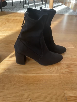 Högklackade stövletter  - Högklackade stövletter från zara i super bra skick 