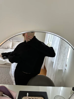 Stickad tröja - Stickad tröja från &otherstories strl m, inga defekter💕