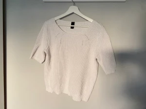 Stickad T-shirt  - Säljer denna stickade T-shirt som aldrig har använts. Köpt på Sellpy💗