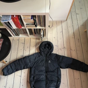 Haglöfs din jacka M - Haglöfs dunjacka använd förra vintern i storlek M. Ny pris 2500