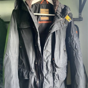 Parajumper Right hand b(arn) - Använd två vintrar säljer då jag inte känner de är min stil längre storlek M skriv för mer info 
