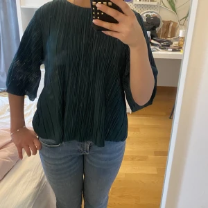 Plisserad topp  - fin topp från carin wester i storlek XS