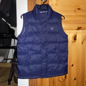 Gant väst  - Gant väst som är i bra skick (9/10). Säljer pga blivit för liten. Äkta såklart. Billig vid snabb affär. Kom dm för mer bilder. Har en exakt likadan i storlek 134/140.