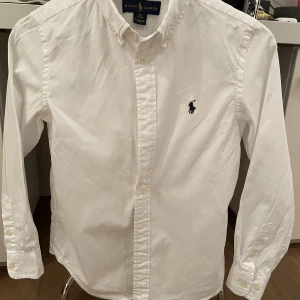 Ralph lauren  - Säljer min Ralph lauren skjorta som är i ett bra skick.