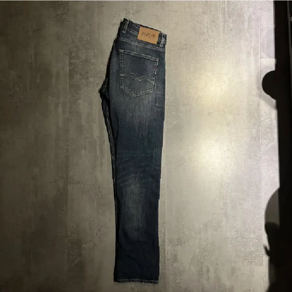 Säljer ett par replay jeans i modellen grover. Storlek 31/33. Skriv om ni har några frågor. Kan gå ner lite i pris vid snabb affär . Jeans & Byxor.
