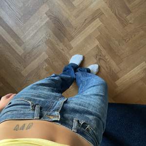 Mörkblåa Levi’s jeans