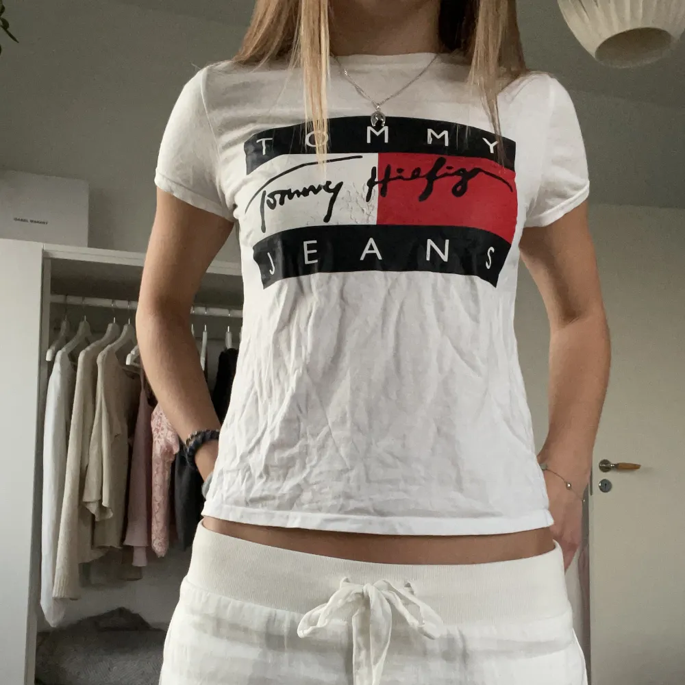 Snygg T-shirt frĂ„n Tommy hilfigerđđ trycket Ă€r lite slitet som man ser pĂ„ bilden. T-paidat.