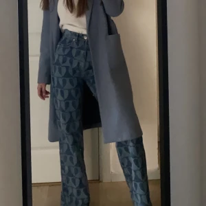 Jeans Pull&Bear - Jeans med mönster från pull&bear i storlek 36. Jag älskar dom och tycker dom är en av de skönaste jeansen jag äger men tyvärr har jag inte så mycket kläder som passar med dom.. i superbra skick!!!