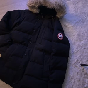Canada Goose jacka strl M  - Säljes Canada Goose jacka i strl M i fint skick . Finns även möjlighet att mötas upp för affär i Falun.  Fler bilder kan ordnas vid intresse