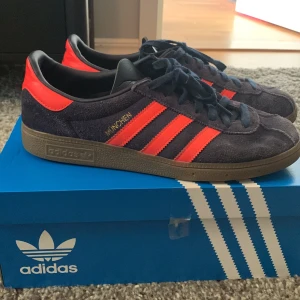Adidas München skor - Adidas München säljer pga försmå Storlek 42/2,5  Skick 6,5/10 Sparsamt använda  Box ingår