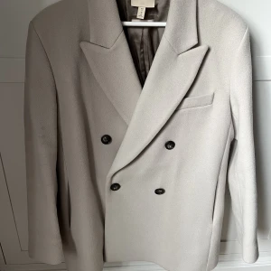 Kappa i ull, H&M  - Snygg kappa som ser ut som en kavaj i strl 40 men passar även mindre storlek om man vill ha den oversized. Är själv en storlek 36.  Denna kappa är varm då den är gjord av 75% ull. Passar perfekt till vintern! 