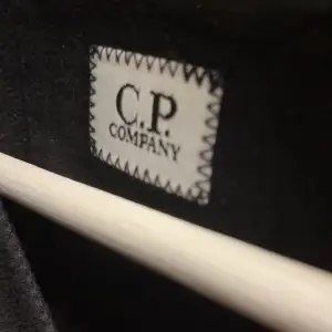 Riktig snygg cp company tröja. Köpte den för 1600kr, den har även gått upp i pris och säljer nu för 700kr. Den är lite solblekt men nästan så att man inte ser de. S och liten i storleken.