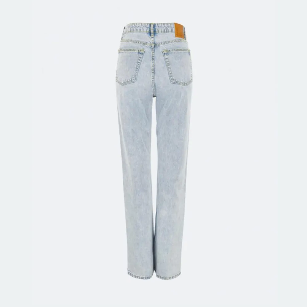 Straight jeans med slits längst ner från never denim. Stl W24L32. Köpt för 600kr. Fint skick. Jeans & Byxor.