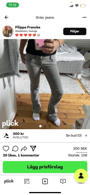 Grå lågmidjade jeans - Gråa lågmidjade jeans från ginas barnavdelning, storlek 152 men passar mig som är 162 och har storlek 34/36 så snygga men sällan använda