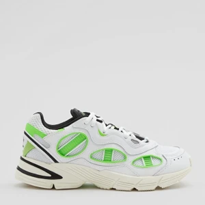 HELT NYA supersnygga vita Addis sneakers  - Säljer ett par supersnygga ganska chunky Adidas sneakers!  Ser väldigt retro ut på coolt sätt!  Helt nya bara provade! Ord pris 1400 men köpta på rea så säljer för 750!   Obs kan mötas upp i Malmö fram till fredag!