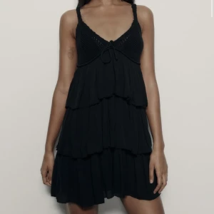  Klänning - Svart fin volang klänning från zara. Aldrig använd därav lappen kvar, nypris 500kr🖤