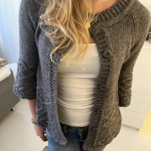 Stickad kofta✨✨ - Superfin grå stickad kofta! I toppenskick, sitter som S💕