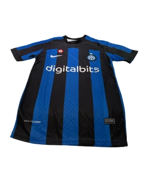 Inter Milan - En Inter tröja i storlek M som är blå/svart. Den är perfekt passande och av hög kvalitet. Dess andningsförmåga gör den idealisk för både matcher och träning.