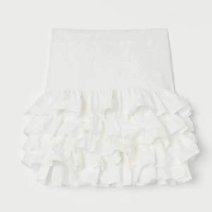 en jättefin kjol från hm!! aldrig använd och är i storlek M🤍kan tänka mig att sänka priset vid snabb affär