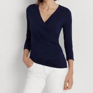 En hyfsat ny tröja från Gina Tricot som endast använts 2 gånger och är i superfint skick🥳 Sitter som en S och är storlek S🍭 Marinblå i färgen och passar till allt💙Nypris 350kr. 