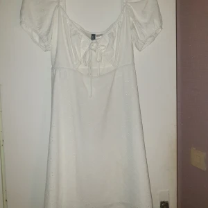 Klänninh - Vit klänning från hm strl M, aldrig använd bara testad. Den går precis över knäna på mig som är 159