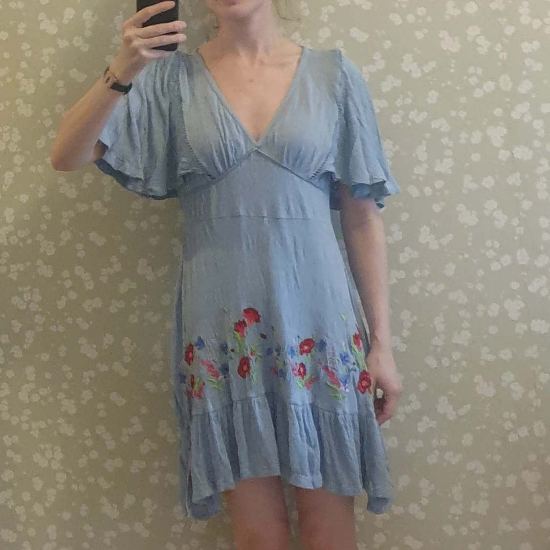 Blå sommarklänning med brodyr - 90