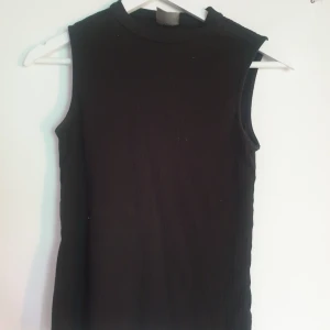 Linne - Linne med liten polograge, ribbat material. Använd lite, inga märken eller fläckar. Det ska va storlek S men jag skulle säga att det är en M