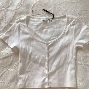 En superfin vit T_shirt som är precis som ny! 💞💐  Lapp kvar, helt oanvänd, fläckfri och inga hål! 💓🪩  Köpt från lager 157🫶🏼 Storlek XS😻🤘🏼
