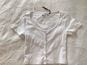Vit T-shirt💘😻 - En superfin vit T_shirt som är precis som ny! 💞💐  Lapp kvar, helt oanvänd, fläckfri och inga hål! 💓🪩  Köpt från lager 157🫶🏼 Storlek XS😻🤘🏼