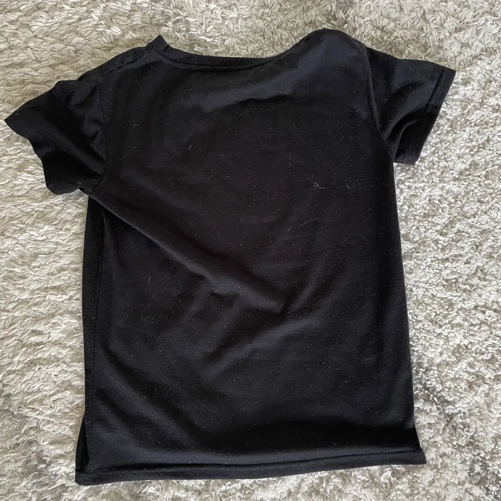 Säljer denna svarta t-shirt med tryck på då den inte kommer till användning längre. Kontakta gärna om du har nån fråga💕. T-shirts.