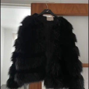 Kort pälsjacka - Säljer en kort pälsjacka i strl L i fint skick, knappt använd då den är för stor för mig.