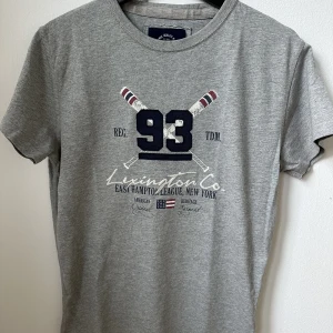 Lexington, T-Shirt, Strl S - Fint skick.