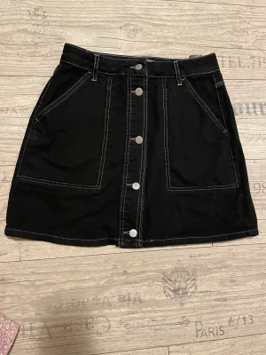 Svartvit minikjol - En svart kjol med vita sömmar från Twintip. Har använt den två gånger, sedan har den varit i garderoben. Är inte riktigt min stil, så därför säljs den. I storlek M.