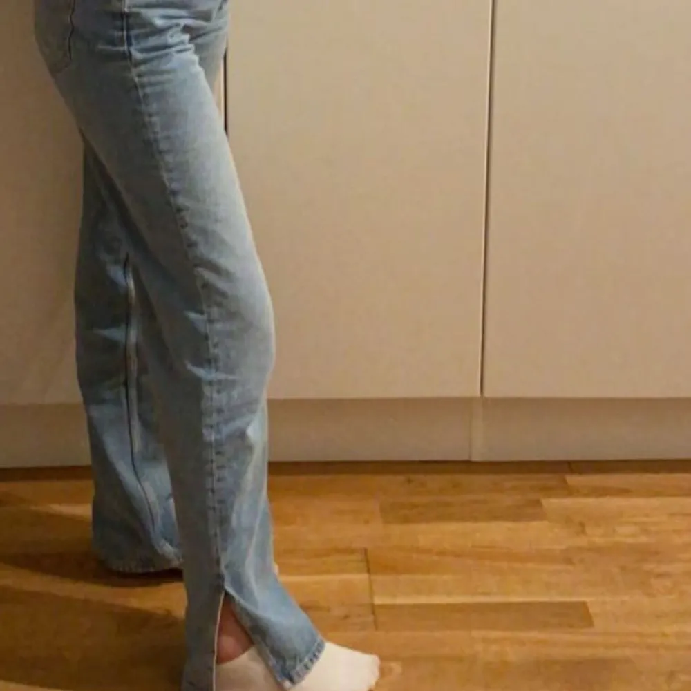 Jeans med slits som inte komemr till användning, storlek 36, fint skick💕💕. Jeans & Byxor.