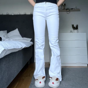 Vita Ginatricot flare jeans🤍 - Säljer ett par vita Ginatricot flare jeans som inte kommer till användning så mycket. Dom är i storlek 36 men skulle säga att dom sitter mer som 34. Köpta för 500kr🤍