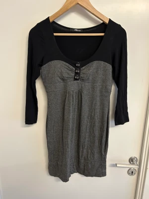 Lång tröja formad byst - Lång tröja med formad byst storlek 12/40