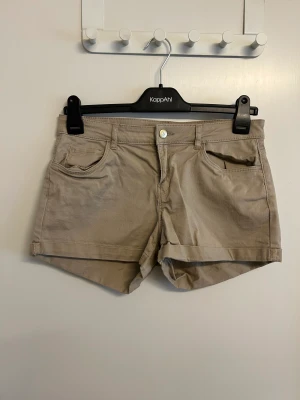 Jeansshorts khaki 38 - Jeansshorts khaki/beige storlek 38