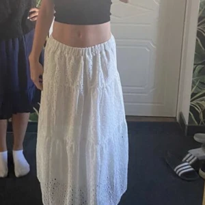 Lång kjol  - Säljer denna fina vita långkjolen. 200kr + frakt jätte bra skick 