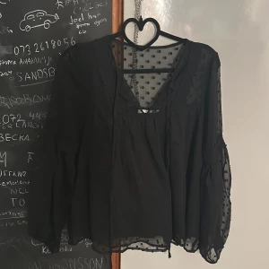 Blus - Världens sötaste blus från vila , har ett litet hål vid ärmen som knappast syns så därav priset ❤️‍🔥