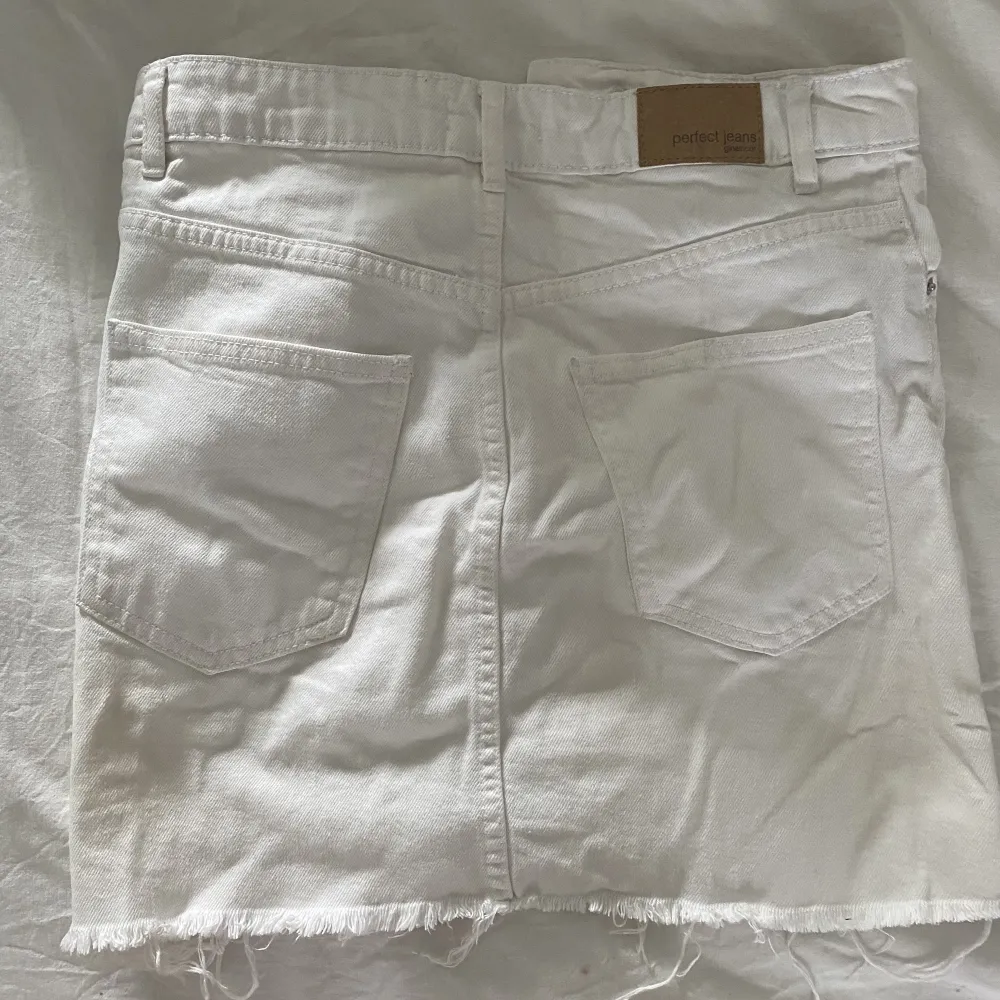 Jättefin vit jeans kjol köpt från Gina för några års sedan. Säljer då den inte passar längre. . Kjolar.